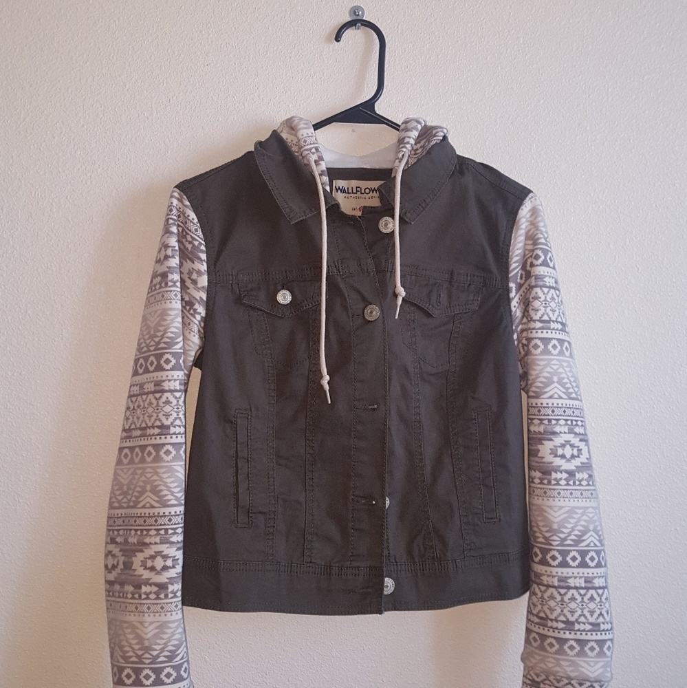 SOLD♥️♥️Army Green Jacket with aztec print sleeves